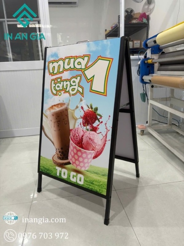 Mẫu standee chữ A quảng cáo trà sữa mua 1 tặng 1 thu hút khách hàng.